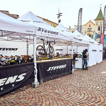 Das Promotionzelt von Stevens Bikes ist ein 4x4 m großer Faltpavillon in weiß. Die Seitenwände sind schwarz und weiß. Unter den Faltpavillons befinden sich die Fahrräder.