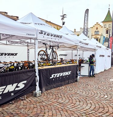 Das Promotionzelt von Stevens Bikes ist ein 4x2 m großer Faltpavillon in weiß. Die Seitenwände sind schwarz und weiß. Unter den Faltpavillons befinden sich die Fahrräder.