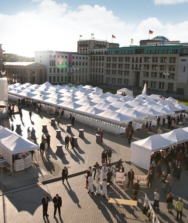 Weiße Faltpavillons 8x4 und 6x4 m bei einer Großveranstaltung mit vielen Menschen am Alexanderplatz in Berlin