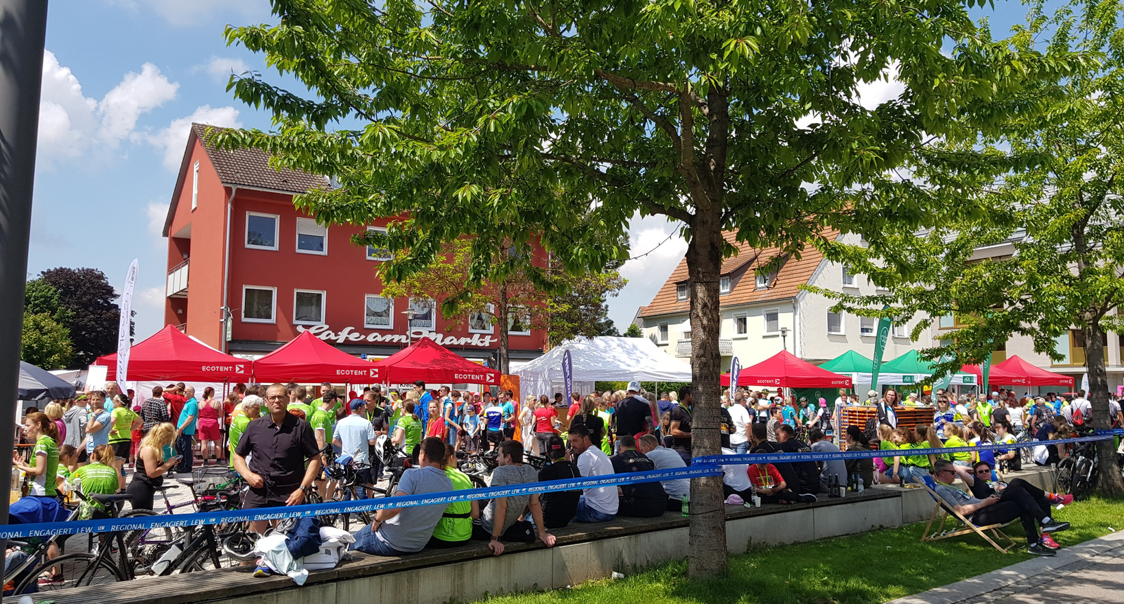 Rote 3x3m-Faltzelten, grüne 3x3m-Faltzelten und weiße 6x3m-Faltzelt auf einem Volksfest in Deutschland