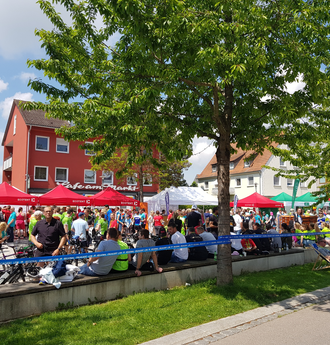 Rote 3x3m-Faltzelten, grüne 3x3m-Faltzelten und weiße 6x3m-Faltzelt auf einem Volksfest in Deutschland