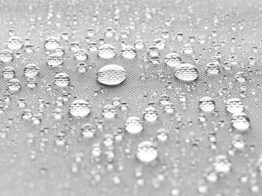 Grauer wasserdichter Ecotent® Zeltstoff mit Wassertropfen.