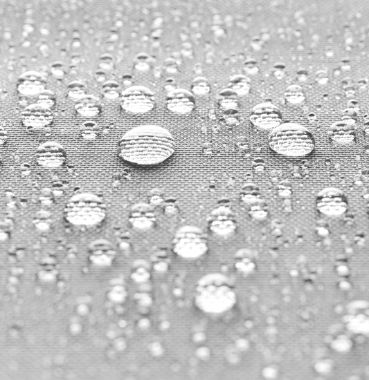 Grauer wasserdichter Ecotent® Zeltstoff mit Wassertropfen.