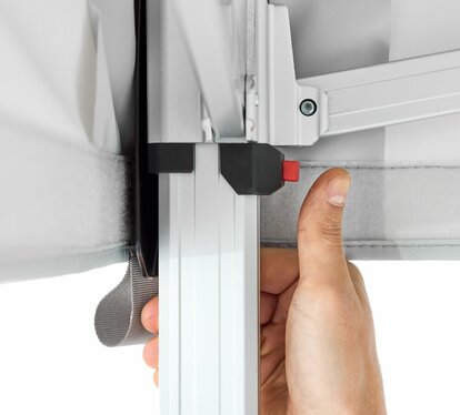 Detailaufnahme eines Faltpavillons mit benutzerfreundlichem Klicksystem.