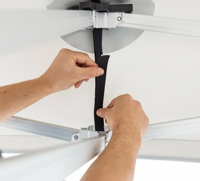 Befestigung des Zeltdachs am Ecotent® Faltpavillon.