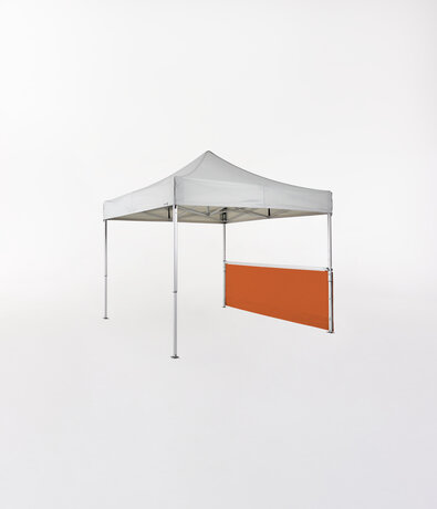 Weißer Faltpavillon 3x3 m mit halber Seitenwand in Orange.