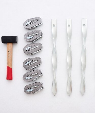 Fastening kit set of 6 consisting of 1 hammer, 6 tension straps and 6 pegs.
