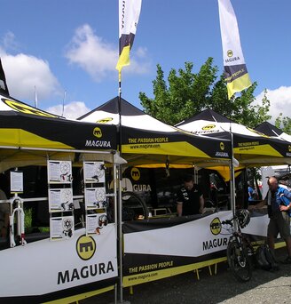 Die 3x3 m großen Promotionzelte von Magura sind vollflächig bedruckt und stehen alle nebeneinander.