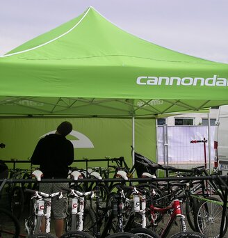Das Promotionzelt von Cannondale ist 4,5x3 m groß und grün. Unter dem Faltpavillon stehen die Fahrräder.