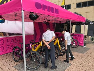 Pinkes Ecotent® Faltzelt 6x4 m mit OPIUM-Branding und E-Bike Ausstellung.