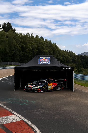 Nahaufnahme eines weißen, bedruckten Ecotent Faltpavillion Serie E1 der Größe 4,5 x 3 Meter bei einem Autorennen.