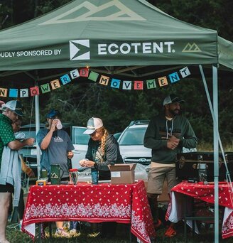 Bei einem Event von Human Powered Movement in den USA stehen bedruckte Ecotent Faltpavillons in verschiedenen Farben (grün, weiß, schwarz) in der Größe 3 x 3 Meter.