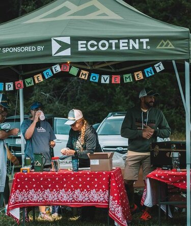 Bei einem Event von Human Powered Movement in den USA stehen bedruckte Ecotent Faltpavillons in verschiedenen Farben (grün, weiß, schwarz) in der Größe 3 x 3 Meter.