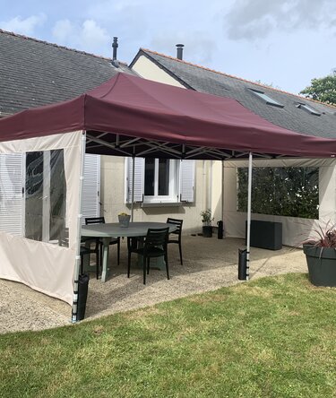 Ecotent Faltpavillon der Serie E1 in 6x2 m in einem privaten Garten